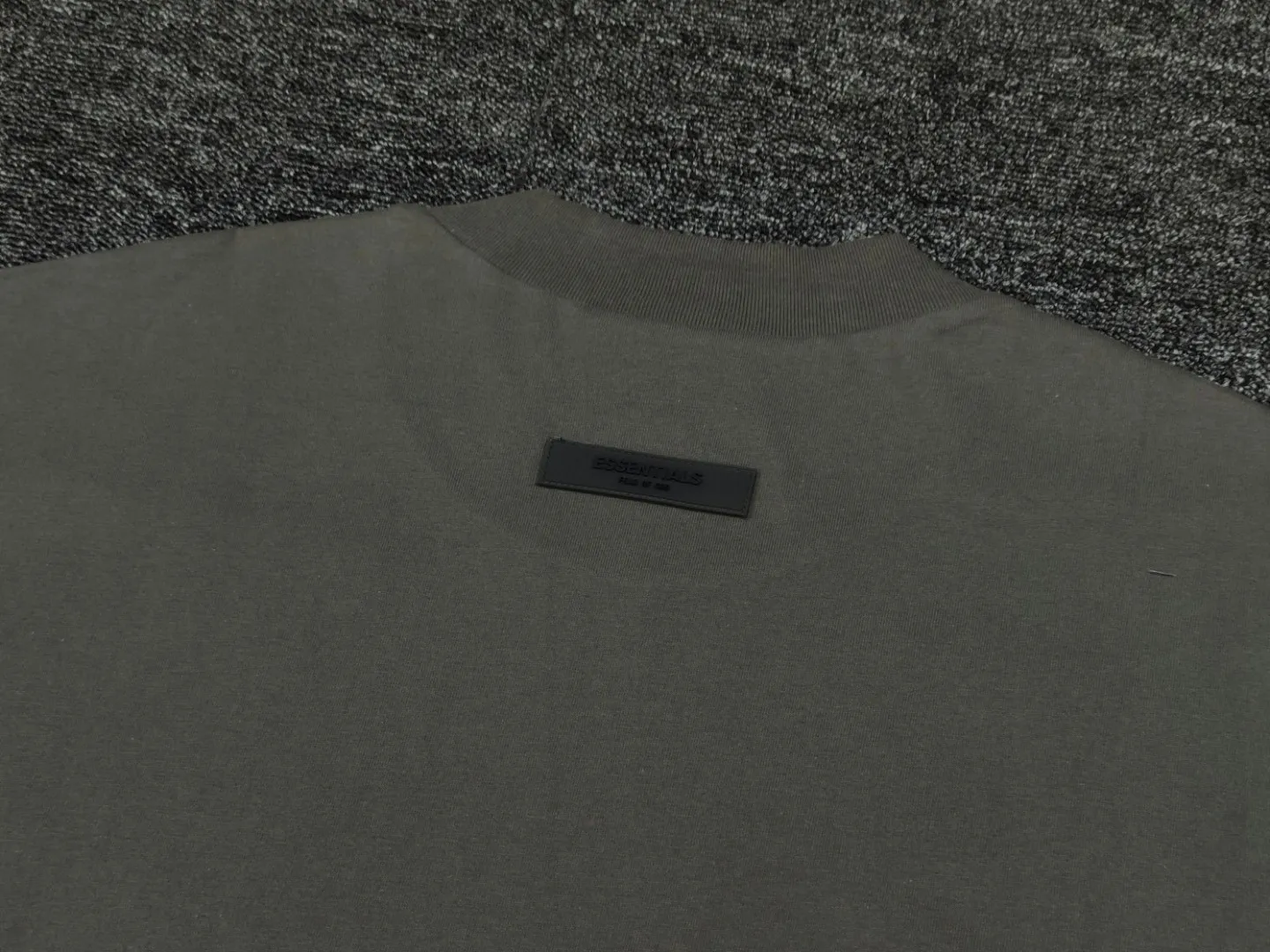 🦋Exclusive for cross-border supply, Hot Sale🦋70 【Light Black】Essentials FW 23 Essentials Shorts Smoke Solid color elastic straight American heavyweight casual short sleeves for men and women Same Style ESSENTIALS was established in Los Angeles, USA in 2018. The original intention of its establishment was to let more people wear affordable Versatile trendy items. In terms of fabric tailoring, it follows the same comfort and fineness as FEAR OF GOD, and the design is simplified from complexity, with the eye-catching "ESSENTIALS" LOGO running throughout. ESSENTIALS has been favored by fashion enthusiasts since its launch, and many European and American superstars are also its loyal buyers, such as KANYE WEST, JUSITN BIEBER, RIHANNA, etc. . . . . The most popular FOG color on the Internet is here, double-row silicone, the original custom-made fabric is soft and comfortable, no color difference, the custom-dyed rib collar is dyed in the same vat, the original Authentic designated flocking printing factory, there are few machines on the market that can produce a three-dimensional 3D feeling, the width and length of each letter and the 3D depth, etc., the ceiling of the industry, that is to say, you don’t need to look closely to know that it is 3D. In the details, we can see that the size of each corner of the hood is symmetrical and made of double-layer fabric. Factory’s great technology is that it can make each corner symmetrical so that it doesn’t look soft and floppy when worn, and it feels stiff. The original OVERSIZE version is full of high street style. Color: Light Black, Haze Blue, Plum, Seal Gray Size: XS-XL (maximum weight) Recommended: Same Style for men and women